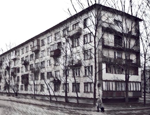Внешний вид здания серии 1ЛГ-502 (ранняя версия с длинным торцевым балконом-лоджией)